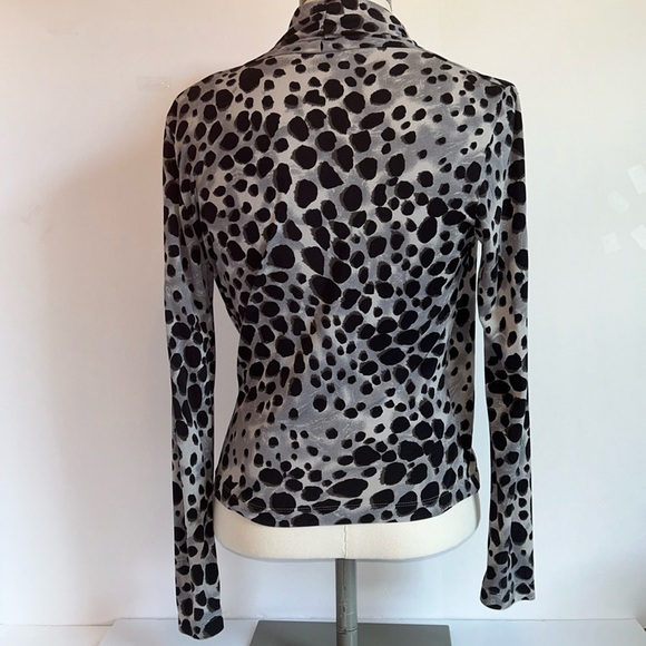 Doncaster Vintage Silk Gray  Black Animal Print V Neck Wrap Style Top Women’s 6 - Picture 7 of 10